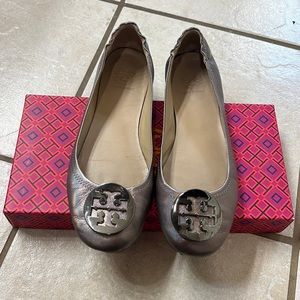Tory Burch, gunmetal travel logo ballet-holo 8.5